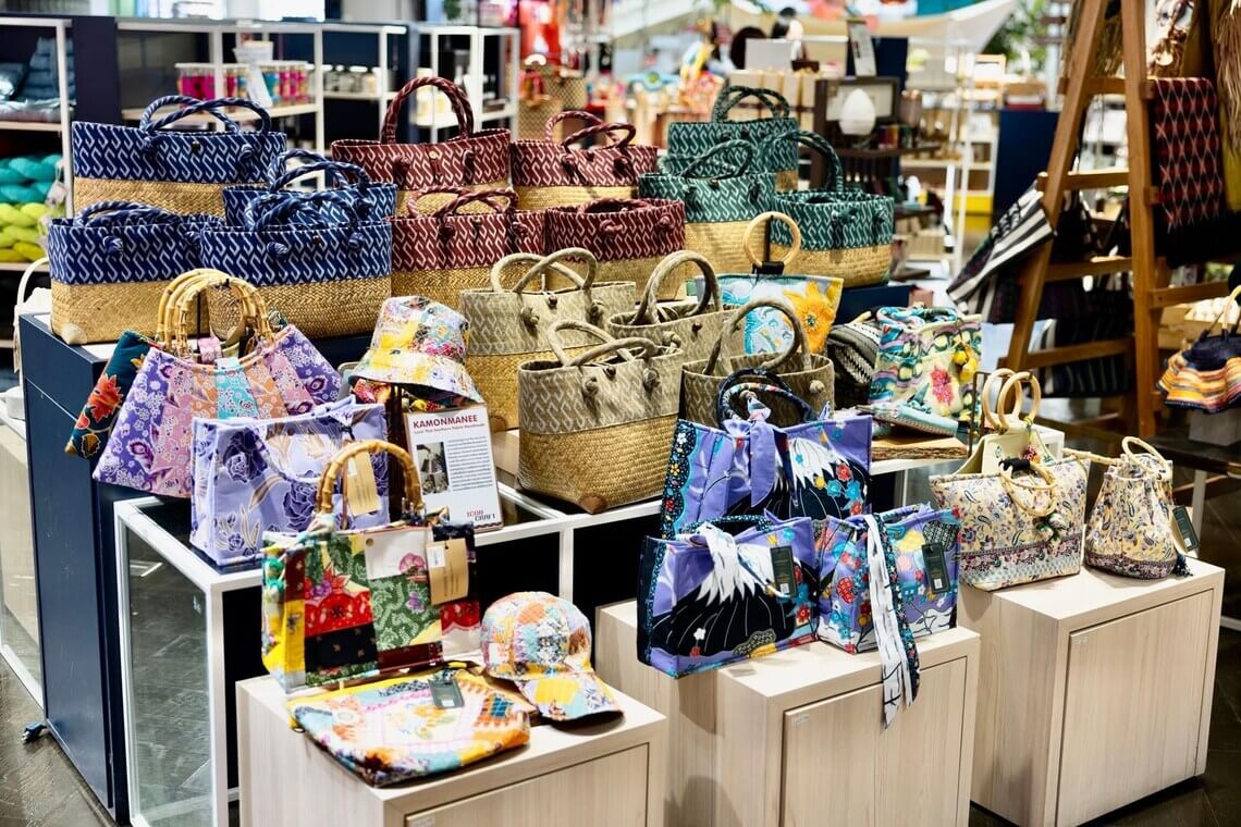 Kamonmanee physical shop