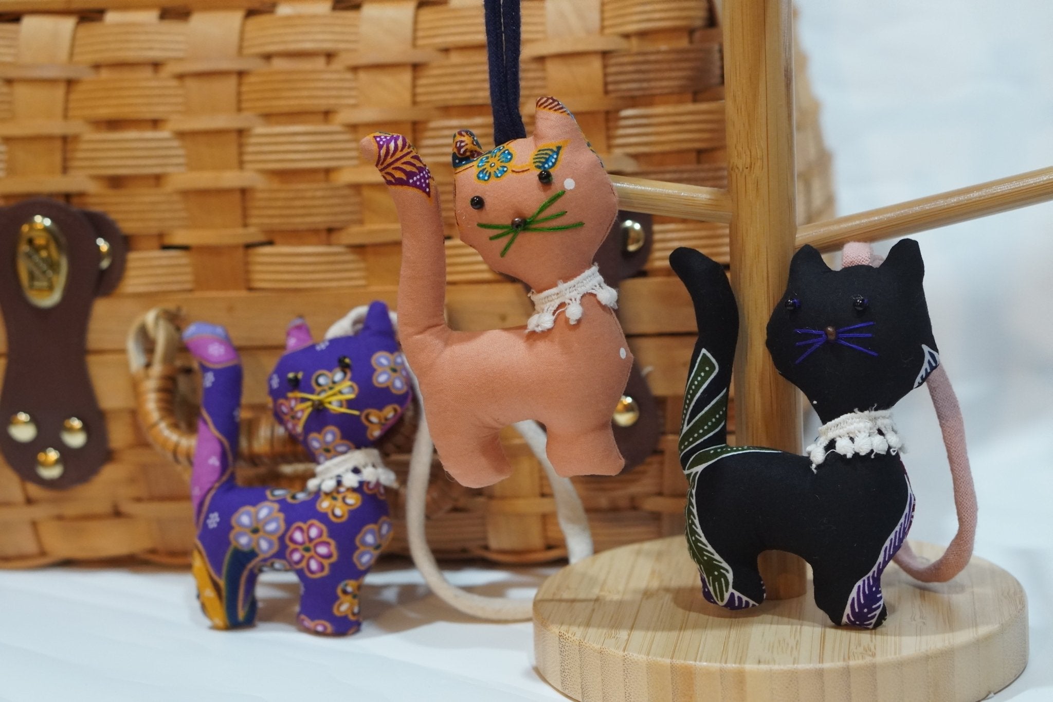 Batik Stand Cat Charm with String - KAMONMANEE