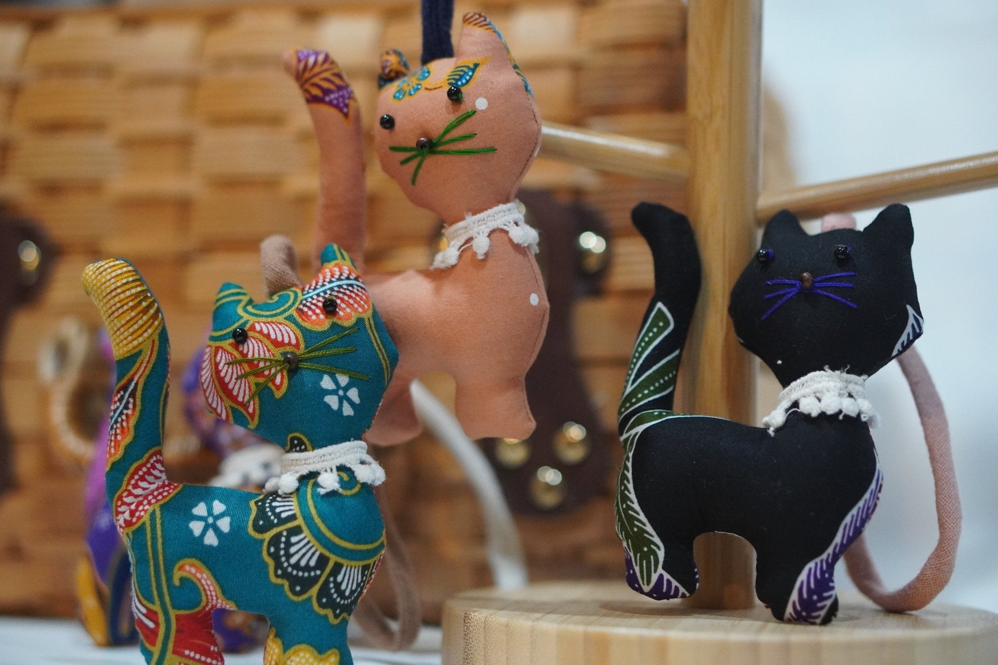 Batik Stand Cat Charm with String - KAMONMANEE